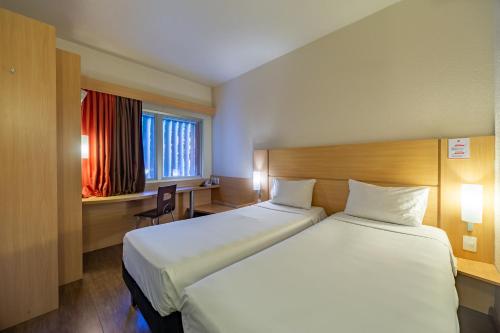 Standard Twin Room image 2