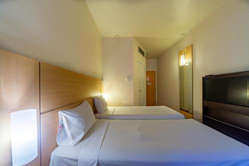 Standard Twin Room image 1