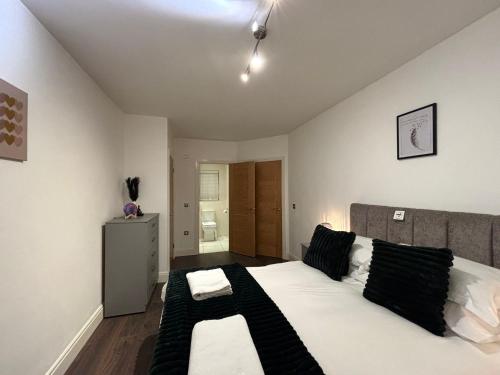 Zen Living Birmingham City Centre Apartment with Kitchen and Secure Parking Perfect for 2-4 Contractors or Family Accepting Long Term Bookings Low Rates - image 9