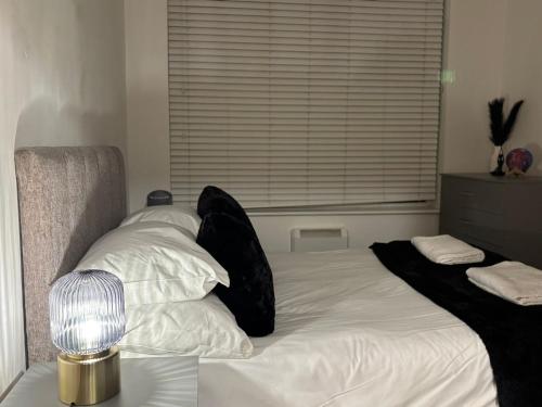 Zen Living Birmingham City Centre Apartment with Kitchen and Secure Parking Perfect for 2-4 Contractors or Family Accepting Long Term Bookings Low Rates - image 2