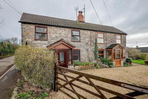 Cosy Cottage nr The Cotswolds Private Parking in Tortworth