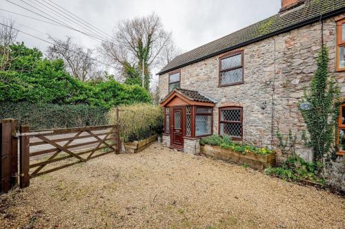 Cosy Cottage nr The Cotswolds Private Parking in Tortworth
