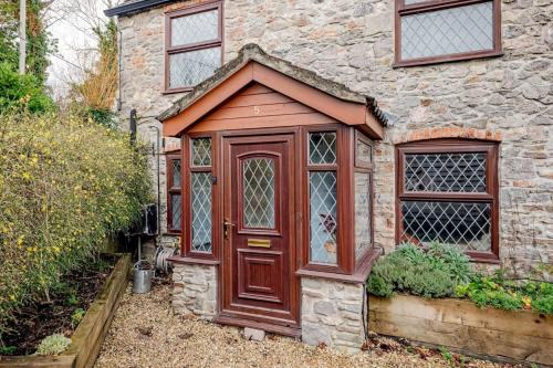 Cosy Cottage nr The Cotswolds Private Parking in Tortworth