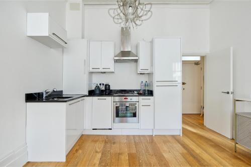 Veeve - The Chelsea Retreat - image 6