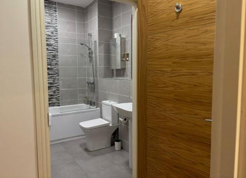 Zen Living Birmingham City Centre Apartment with Kitchen and Secure Parking Perfect for 2-4 Contractors or Family Accepting Long Term Bookings Low Rates - main image
