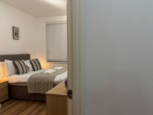 Zen Living Birmingham City Centre Apartment with Kitchen and Secure Parking Perfect for 2-4 Contractors or Family Accepting Long Term Bookings Low Rates - image 12