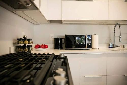 Bright 2-BR Home Near LAX with Shared Yard - SH2-LAD, Los Angeles (fotografie 10)