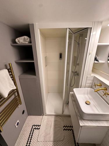 Cosy Flat In Marais - image 7