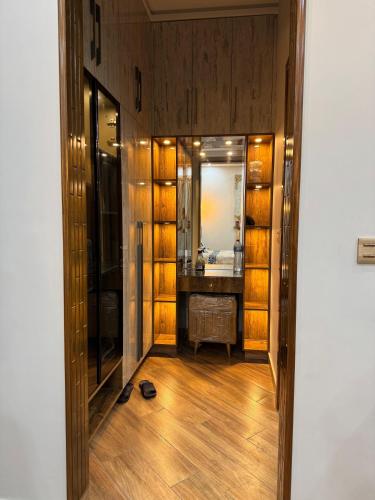 Deluxe King Room image 6