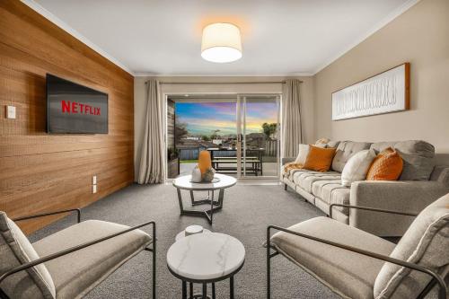 Stylish with an Outdoor TV - By KOSH BNB, Гамильтон