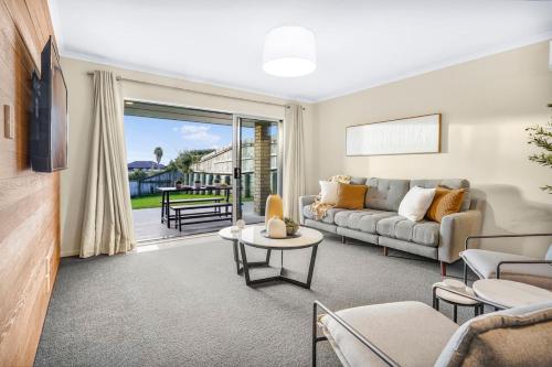 Stylish with an Outdoor TV - By KOSH BNB, Hamilton (photo 10)