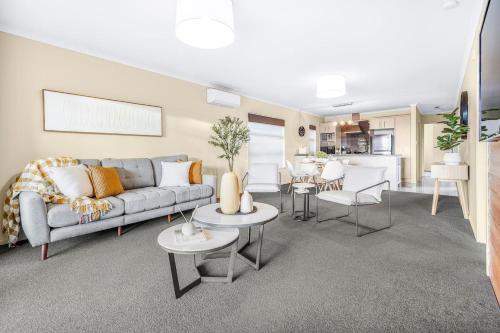 Stylish with an Outdoor TV - By KOSH BNB, Hamilton (photo 6)