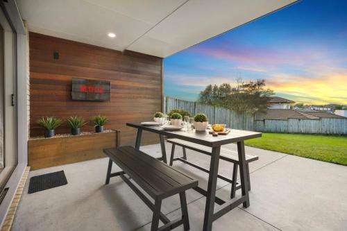 Stylish with an Outdoor TV - By KOSH BNB, Hamilton (photo 4)