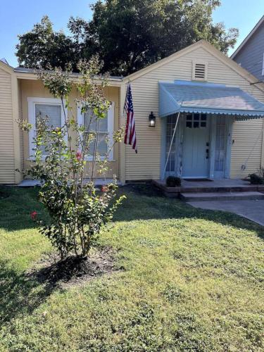 Southern Comfort 4 Bedroom Cottage near สวนสาธารณะแบร็กเคนริดจ์