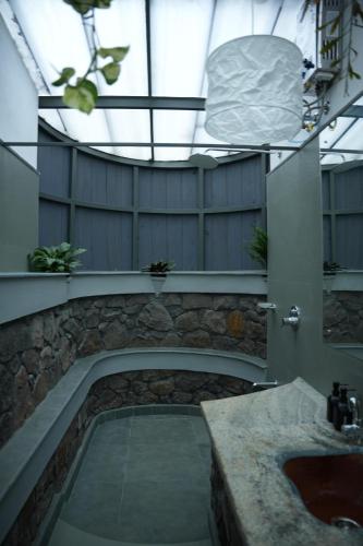 Badkamer, Malhar - Your Home Beneath The Clouds in Muthanga