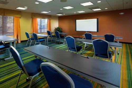 Fairfield Inn & Suites by Marriott Charleston Airport/Convention Center - image 6