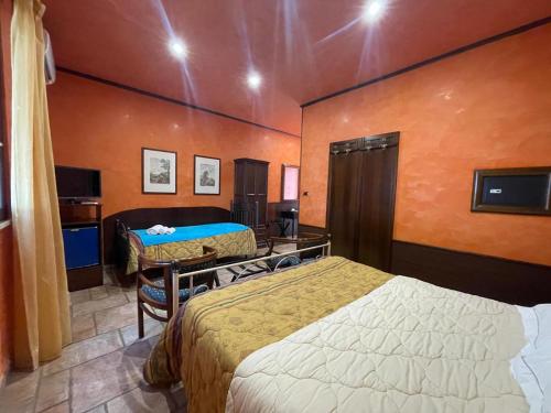 1 queen bed, 1 twin bed