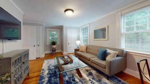 Renovated, Victorian, In-unit Laundry & Kitchen in นิวตัน (MA)