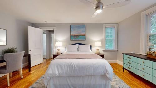 Renovated, Victorian, In-unit Laundry & Kitchen in นิวตัน (MA)