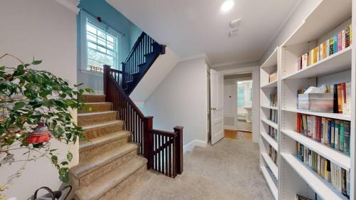 Renovated, Victorian, In-unit Laundry & Kitchen in นิวตัน (MA)