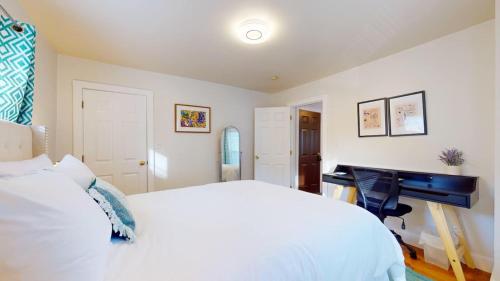 Sunny Riverside Apt Near Mit, Harvard & Red Line secondary