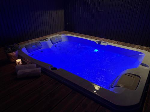 Spa, Le Black Sheep Gîtes & Spa Privatif Sarlat (Le Black Sheep Gites & Spa Privatif Sarlat) in 拉加內達