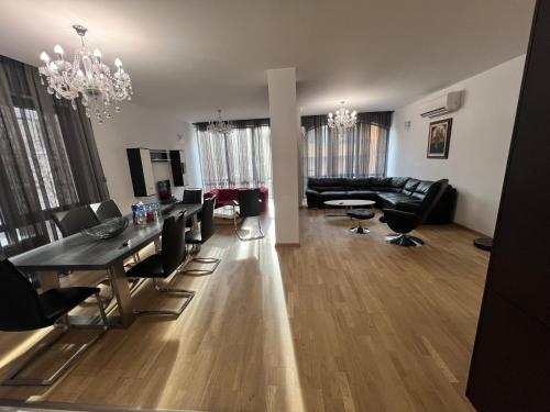 Great apartment with 3 bedrooms and 3 underground parking spaces, Sofia (Foto 10)
