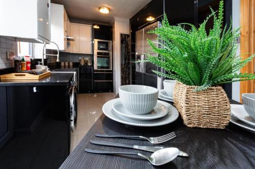 Spacious 3-BR Getaway Soak in the Private Hot Tub Spacious 3-BR Getaway Soak in the Private Hot Tub