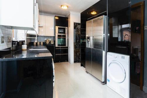 Spacious 3-BR Getaway Soak in the Private Hot Tub Spacious 3-BR Getaway Soak in the Private Hot Tub