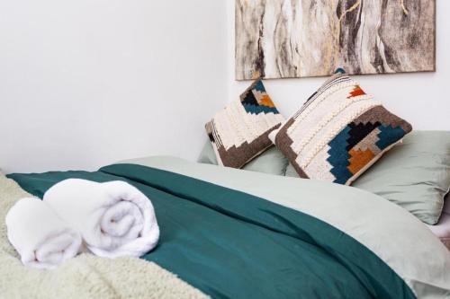 Spacious 3-BR Getaway Soak in the Private Hot Tub Spacious 3-BR Getaway Soak in the Private Hot Tub