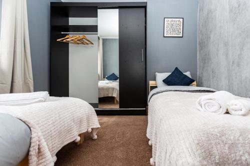 Spacious 3-BR Getaway Soak in the Private Hot Tub Spacious 3-BR Getaway Soak in the Private Hot Tub