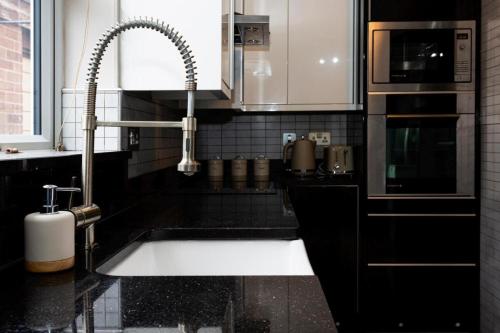 Spacious 3-BR Getaway Soak in the Private Hot Tub Spacious 3-BR Getaway Soak in the Private Hot Tub