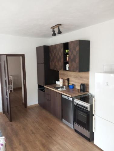 Konyha, Chata na samote in Oponice