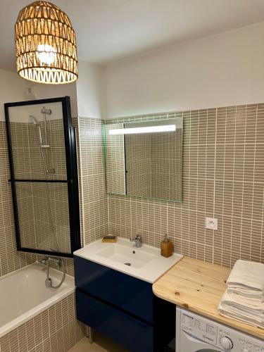 Bathroom, Tres bel appartement near Pharmacie de Richter