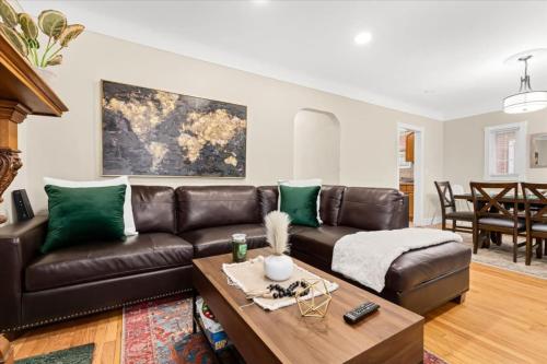 4 Bedroom 2 Bath Middle of it all Sleeps 8