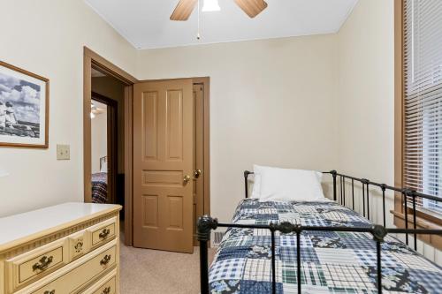 The Bott Cott: Cozy 3-Bedroom Retreat in Grand Haven - image 4