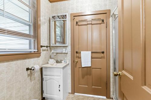 The Bott Cott: Cozy 3-Bedroom Retreat in Grand Haven - image 5