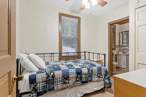 The Bott Cott: Cozy 3-Bedroom Retreat in Grand Haven - image 11