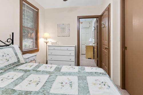 The Bott Cott: Cozy 3-Bedroom Retreat in Grand Haven - image 6