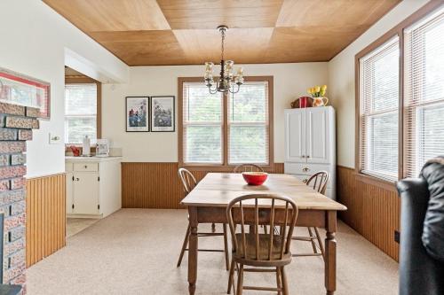 The Bott Cott: Cozy 3-Bedroom Retreat in Grand Haven - image 7