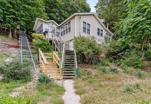 The Bott Cott: Cozy 3-Bedroom Retreat in Grand Haven - image 13