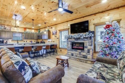 Hot Tub & Spectacular Views: Sevierville Cabin, Sevierville