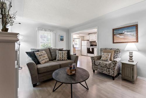 Peaceful Pastel - Cheerful Cottage Close to Pere Marquette and Muskegon Lake - Pet Friendly - image 11