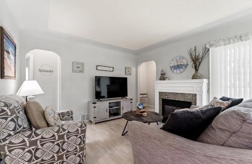 Peaceful Pastel - Cheerful Cottage Close to Pere Marquette and Muskegon Lake - Pet Friendly - image 3