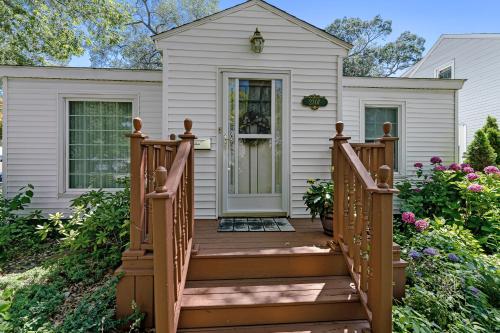 Peaceful Pastel - Cheerful Cottage Close to Pere Marquette and Muskegon Lake - Pet Friendly - image 12