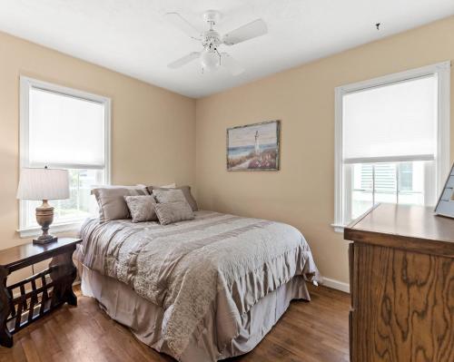 Peaceful Pastel - Cheerful Cottage Close to Pere Marquette and Muskegon Lake - Pet Friendly - image 6