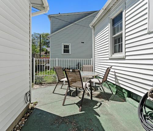 Peaceful Pastel - Cheerful Cottage Close to Pere Marquette and Muskegon Lake - Pet Friendly - image 13