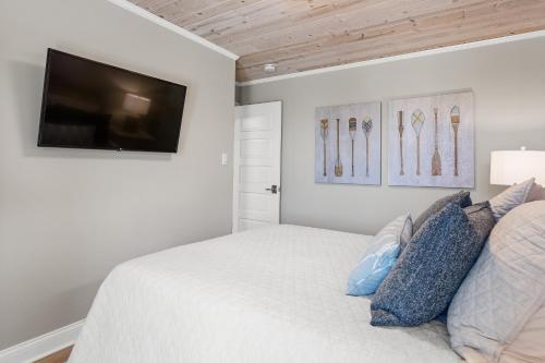 Experience lakeside luxury at - image 11