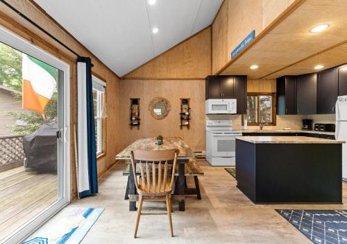 Experience the charm of Silver Lake at Parrothead Retreat Experience the charm of Silver Lake at Parrothead Retreat