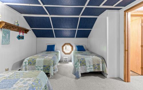 Experience the charm of Silver Lake at Parrothead Retreat Experience the charm of Silver Lake at Parrothead Retreat